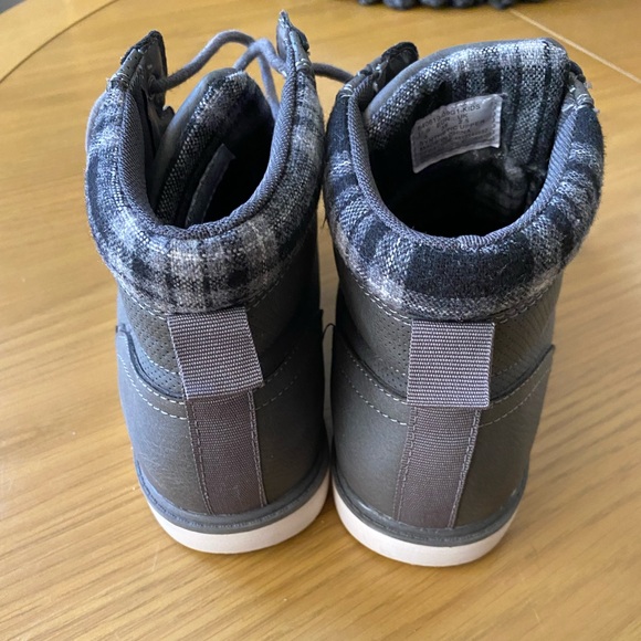 SOLD - Levi’s Kids Gray High-Top Shoes - Picture 9 of 12